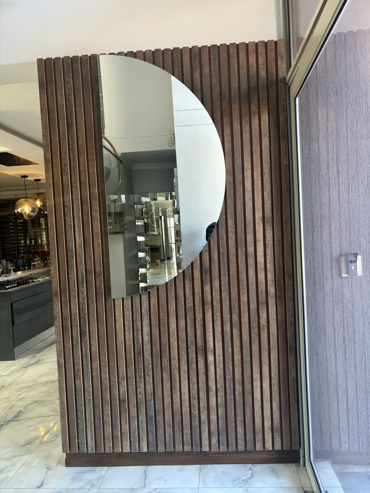 Half-moon feature mirror